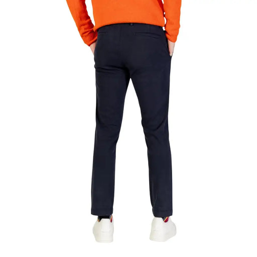 Pantalon chino bleu marine coupe slim avec plis discrets, issu de la collection de pantalons pour hommes Borghese.