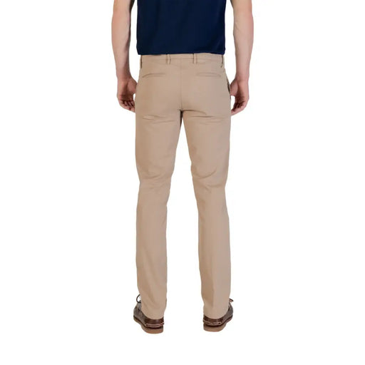 Pantalon chino beige à la coupe classique et aux détails de couture discrets de Borghese collection de pantalons pour hommes