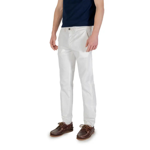 Borghese Pantalon chino blanc pour homme, coupe slim, avec des surpiqûres discrètes pour un look épuré et moderne.