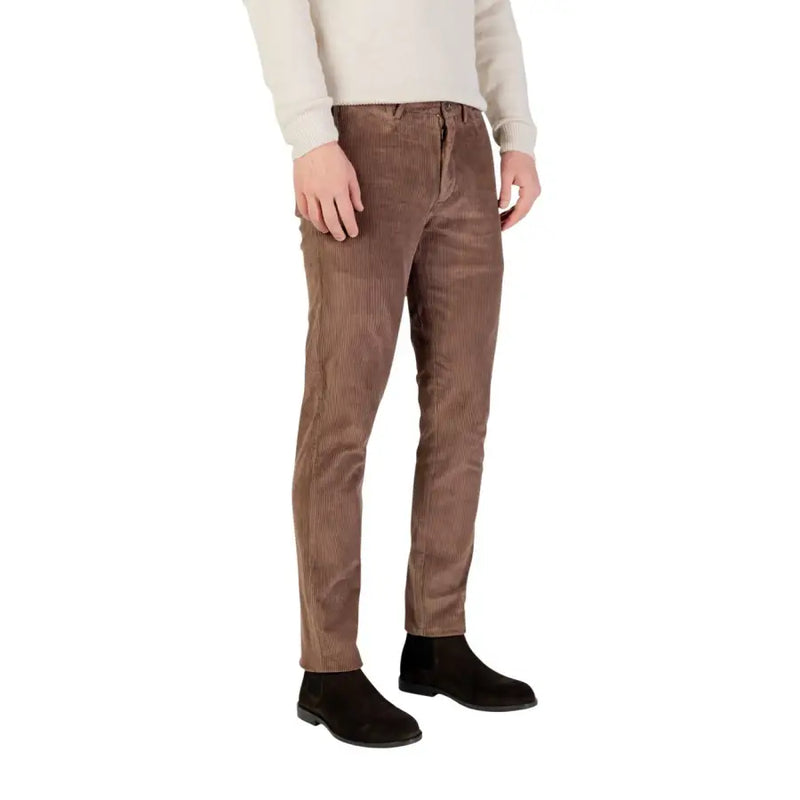 Borghese Pantalon homme slim en velours côtelé marron à fines côtes verticales, idéal pour les occasions formelles et décontractées.