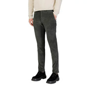 Pantalon homme Borghese gris foncé, coupe slim, en velours côtelé avec fines côtes verticales.