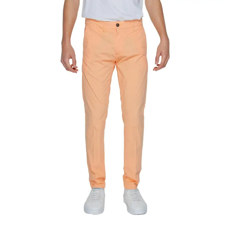 Un pantalon chino slim pêche pour homme de la marque Borghese, à la texture subtile et à fermeture à un bouton.