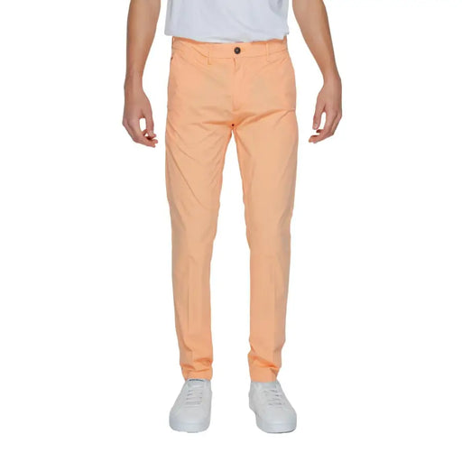 Un pantalon chino slim pêche pour homme de la marque Borghese, à la texture subtile et à fermeture à un bouton.