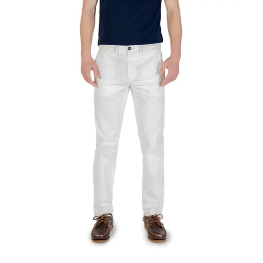 Coupe slim blanche Borghese Pantalon pour homme à plis discrets, confectionné en tissu chino, pour une tenue formelle ou décontractée.