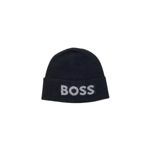 Hugo Bonnet noir Boss avec logo argenté.