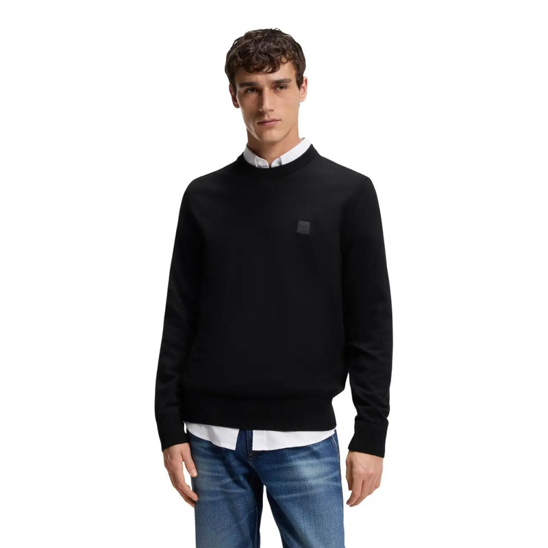 Pull en cachemire Boss Kanovano pour homme, noir avec un empiècement carré gris foncé sur la poitrine gauche, vue de face