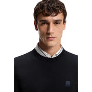 Pull en cachemire noir pour homme, modèle Boss de Kanovano, col rond côtelé et écusson logo bleu foncé, vue de face