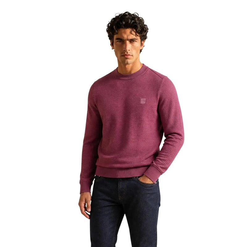 Pull Boss en cachemire pour homme, en maille côtelée bordeaux avec motif texturé et écusson logo, vue de face