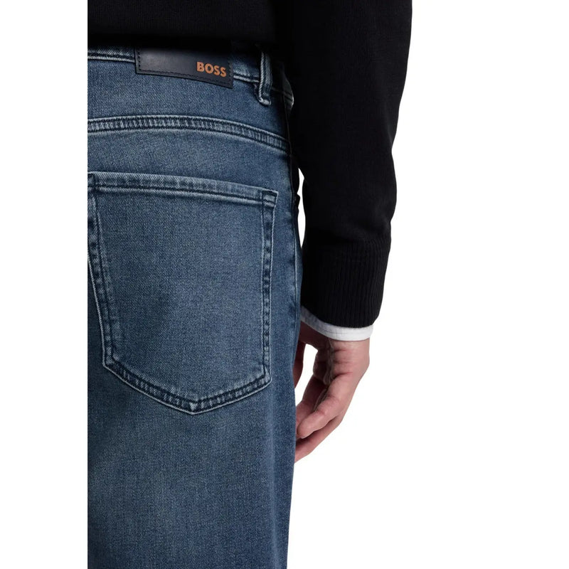 Jean Boss pour homme en denim bleu foncé avec poche arrière classique et étiquette de marque en cuir noir au dos