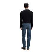 Jean Boss en denim bleu foncé pour homme, coupe classique cinq poches et délavage subtil, vue de face