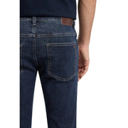 Jean Boss Delaware pour homme en denim bleu foncé avec étiquette de marque en cuir marron, vue de dos