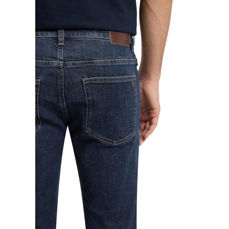 Jean Boss Delaware pour homme en denim bleu foncé avec étiquette de marque en cuir marron, vue de dos