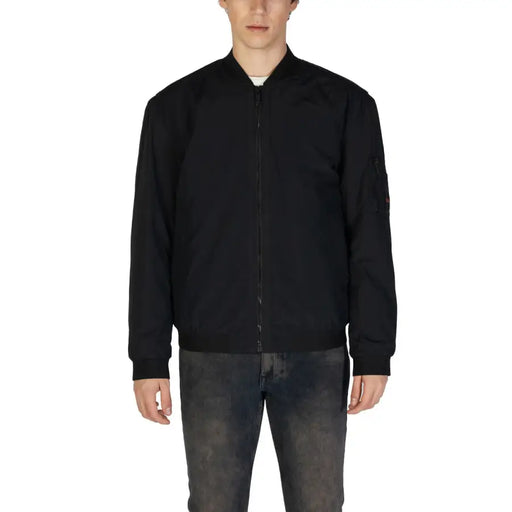 Veste bomber noire zippée pour homme, en coton polyamide, avec fermeture éclair intégrale et poignets côtelés.