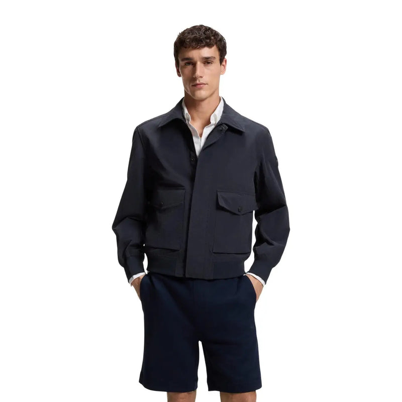 Blazer Boss pour homme, bleu marine, en polyester, coupe classique, avec deux poches à rabat sur le devant et finitions blanches aux poignets.