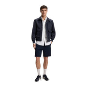 Blazer bleu marine en polyester pour homme, coupe classique, style utilitaire, col et deux poches à rabat sur le devant.