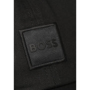 Écusson en tissu texturé noir avec logo Boss en relief cousu sur une casquette Boss Men en tissu foncé 100 % coton