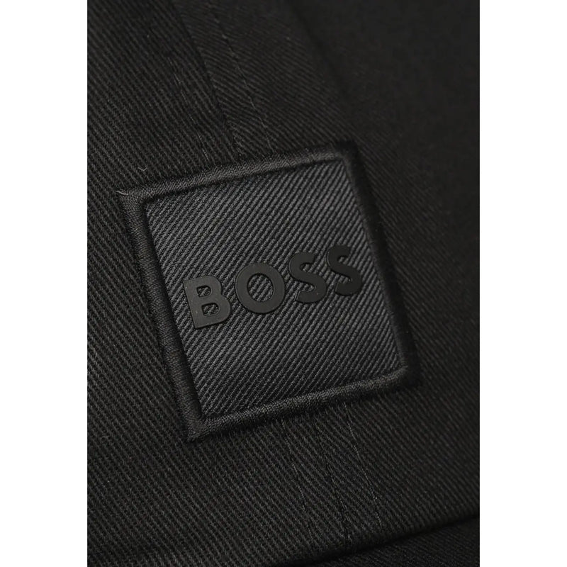 Écusson en tissu texturé noir avec logo Boss en relief cousu sur une casquette Boss Men en tissu foncé 100 % coton