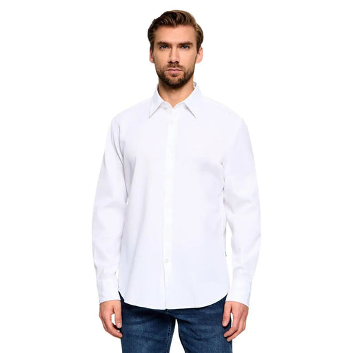Chemise homme Boss en coton blanc, manches longues, coupe classique décontractée, tissu blanc impeccable, col classique et fermeture boutonnée.