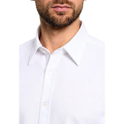 Chemise homme Boss en coton blanc à manches longues, coupe classique décontractée, col impeccable et détails en tissu texturé subtils.