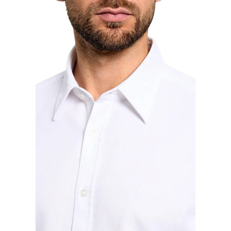 Chemise homme Boss en coton blanc à manches longues, coupe classique décontractée, col impeccable et détails en tissu texturé subtils.