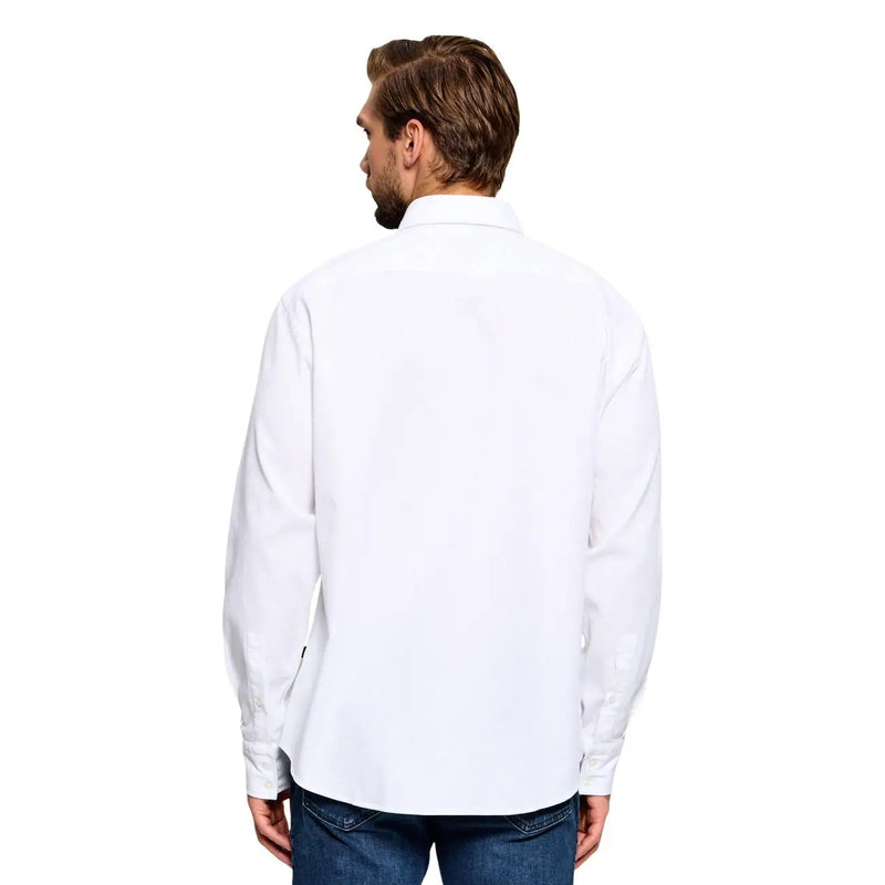Chemise homme blanche en coton à manches longues, coupe ajustée, style décontracté, col classique et coupe cintrée.