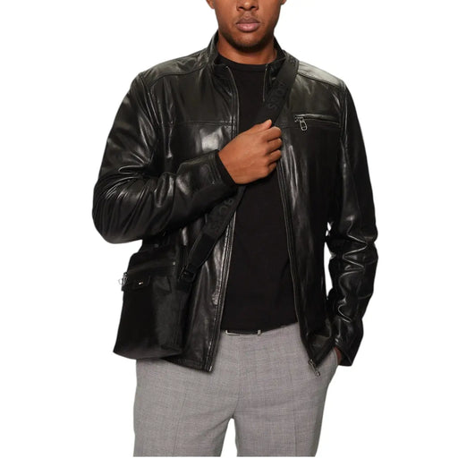 Blouson aviateur en cuir noir brillant aux coutures discrètes, assorti à un sac bandoulière Boss Men noir en polyester zippé.