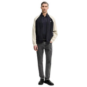 Blouson bomber bicolore bleu marine et crème en coton stretch, fermeture éclair sur le devant et logo discret de la marque sur la poitrine