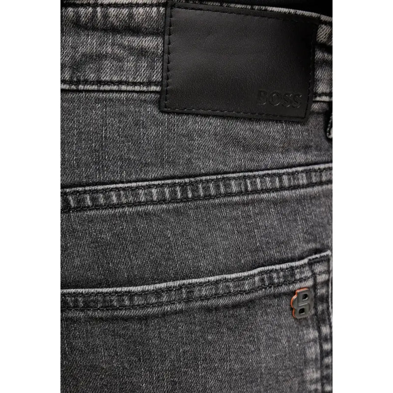 Jean slim en coton stretch noir, coupe slim, délavage subtil et étiquette de marque en cuir noir à l'arrière.