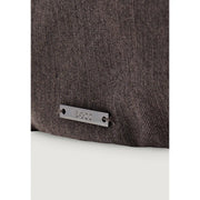 Coussin gris foncé à chevrons avec étiquette Boss en métal argenté élégant pour casquette de baseball Boss pour homme, en viscose grise mélangée.