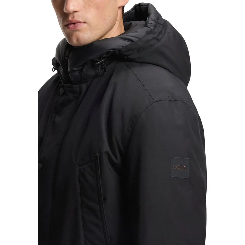 Manteau d'hiver long à capuche pour homme Black Boss, doublure matelassée en polyester et écusson discret sur la manche.
