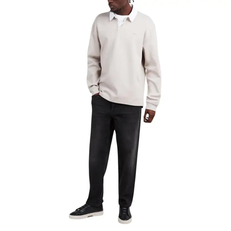 Polo beige à manches longues pour homme, col blanc, en coton mélangé, avec logo discret de la marque sur la poitrine.