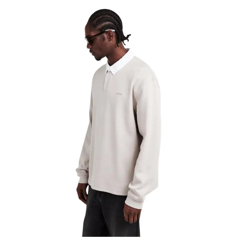 Polo Boss pour homme, manches longues, gris anthracite, en mélange de coton beige avec col blanc et broderie discrète sur la poitrine.