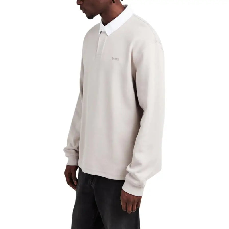 Polo homme beige à manches longues en mélange de coton gris, col blanc et discrète broderie Boss sur la poitrine.