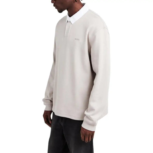 Polo homme beige à manches longues en mélange de coton gris, col blanc et discrète broderie Boss sur la poitrine.