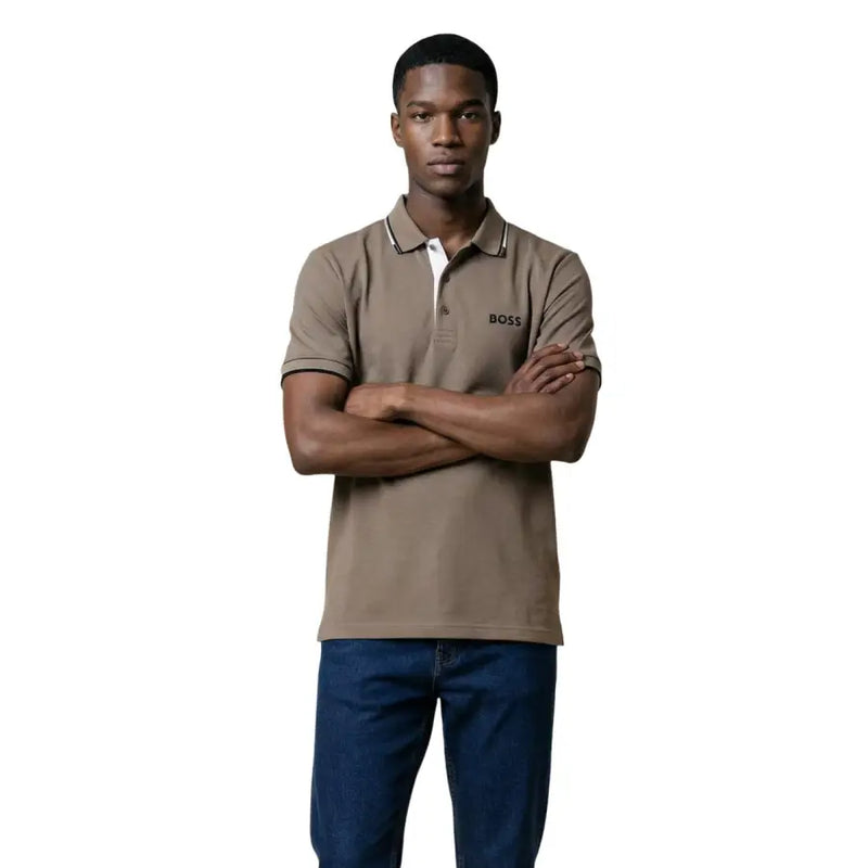 Polo homme Boss, gris anthracite, manches courtes, col blanc taupe et finitions noires sur la patte de boutonnage et les poignets.