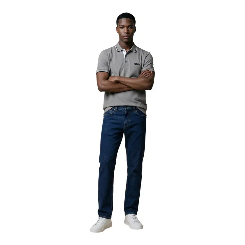 Un homme portant un gris Hugo Polo à manches courtes Boss en mélange de coton, porté avec un jean bleu foncé, taille L