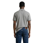 Polo homme Boss, gris anthracite, en mélange de coton avec finitions noires et logo discret à l'arrière du col, taille L (vue de dos).