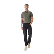 Polo homme vert olive à manches courtes, en coton élasthanne, avec liseré blanc au col et aux manches.