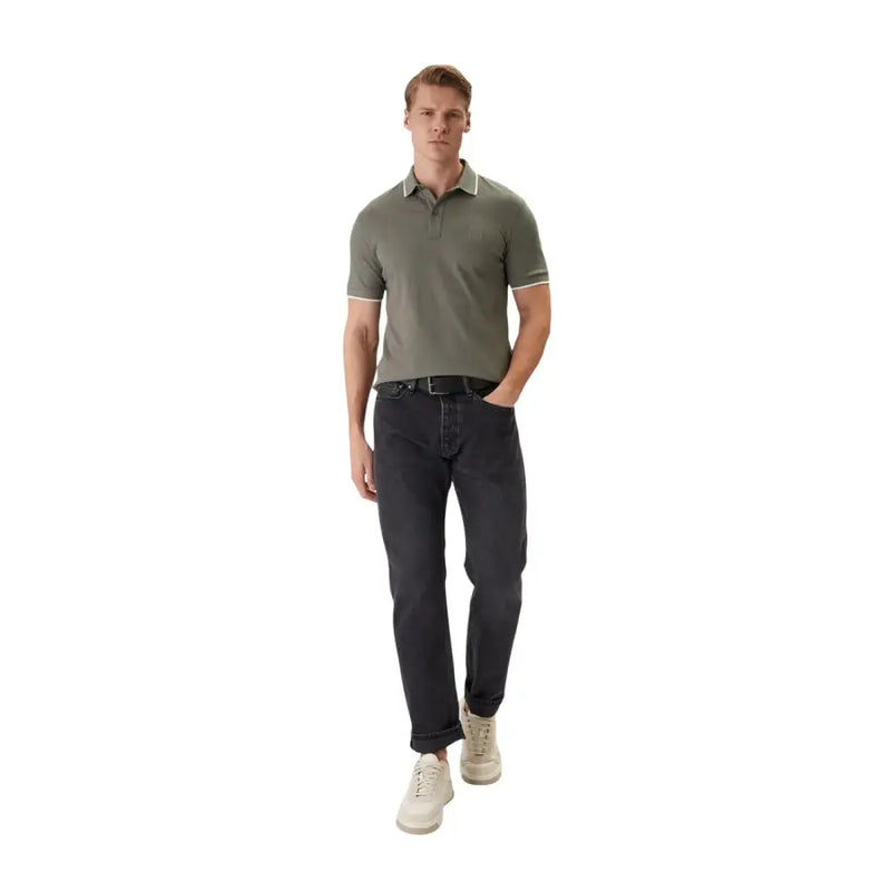 Polo homme vert olive à manches courtes, en coton élasthanne, avec liseré blanc au col et aux manches.