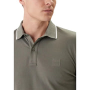 Polo homme Boss vert olive en piqué de coton élasthanne, col blanc et logo discret sur la poitrine.
