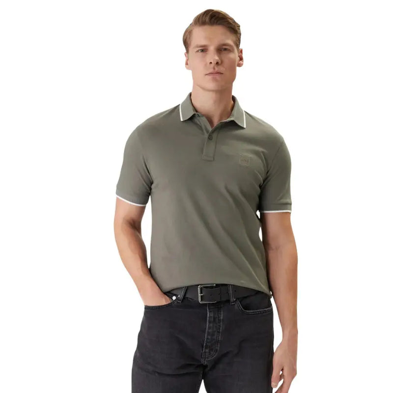 Polo homme Boss à manches courtes en coton élasthanne vert olive avec bordure blanche au col et aux poignets.
