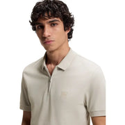 Polo beige pour homme, en coton, à manches courtes et fermeture éclair, orné d'un discret écusson logo de la marque.