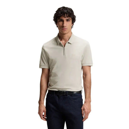 Polo beige pour homme, manches courtes, tissu légèrement texturé, petit logo brodé et col zippé en coton.