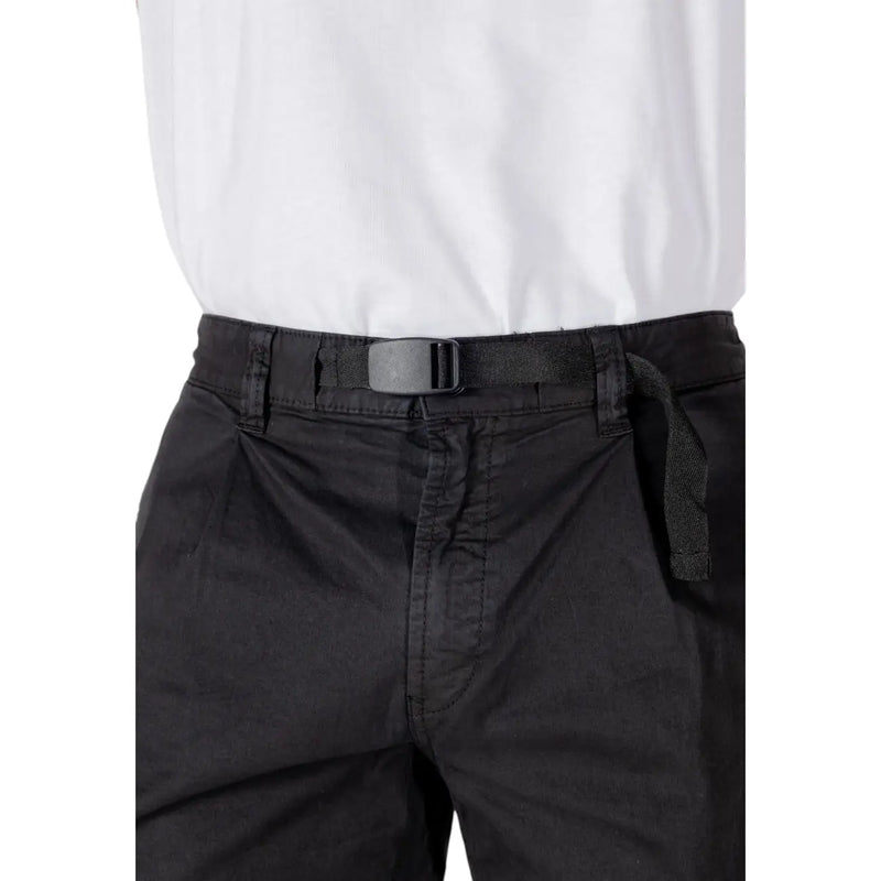 Black nylon belt with matte gray plastic buckle featured with boss men shorts for casual wear