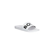 Sandales à enfiler Boss pour homme, blanches, en PVC imprimé du logo, avec inscription noire en gras sur la bride, idéales pour le printemps et l'été.