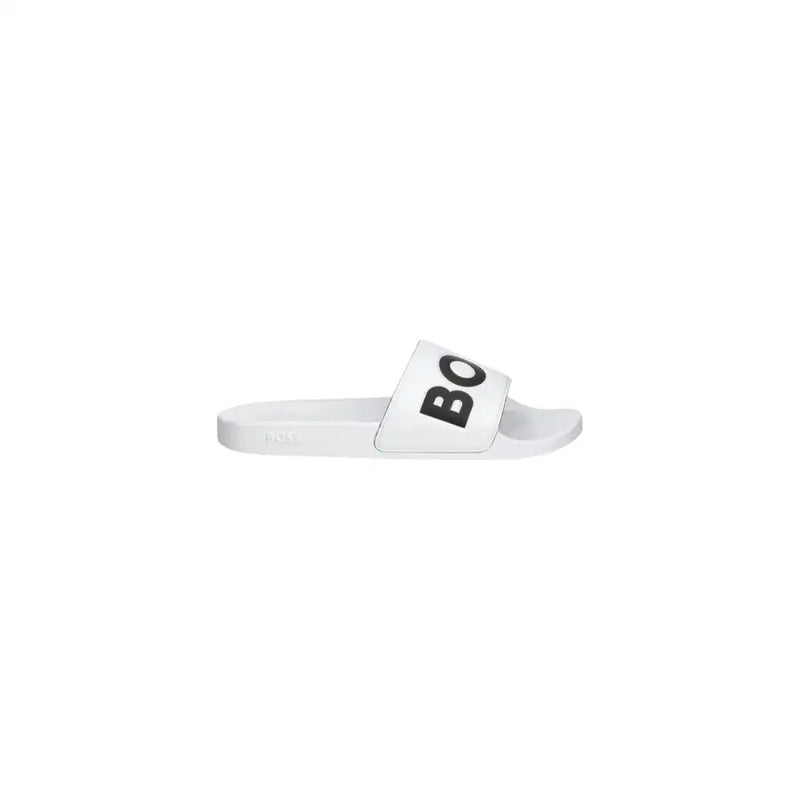 Pantoufles blanches Boss pour homme, avec inscription « bo » noire en gras sur une bride coulissante en PVC blanc, idéales pour le printemps et l'été.