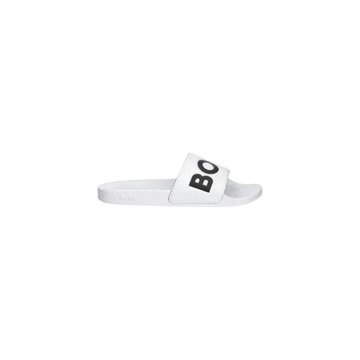 Pantoufles blanches Boss pour homme, avec inscription « bo » noire en gras sur une bride coulissante en PVC blanc, idéales pour le printemps et l'été.