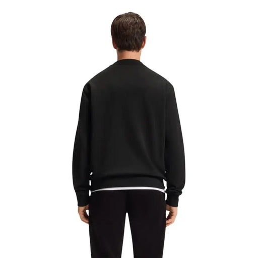 Sweat-shirt noir pour homme, col rond, manches longues, finitions blanches.