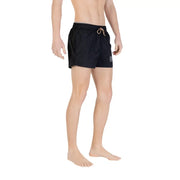 Short de bain Boss pour homme, en polyamide noir, avec cordon de serrage beige, logo et poches lacées sur la jambe gauche.