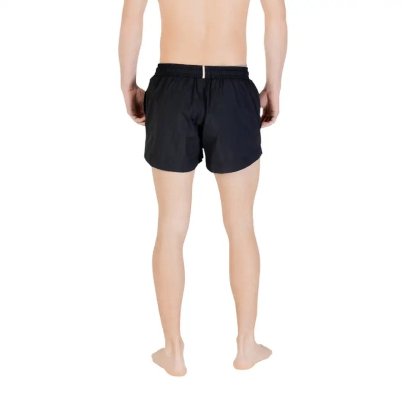 Vue arrière du maillot de bain homme Boss, short de bain noir en polyamide à lacets avec ceinture élastique et étiquette blanche